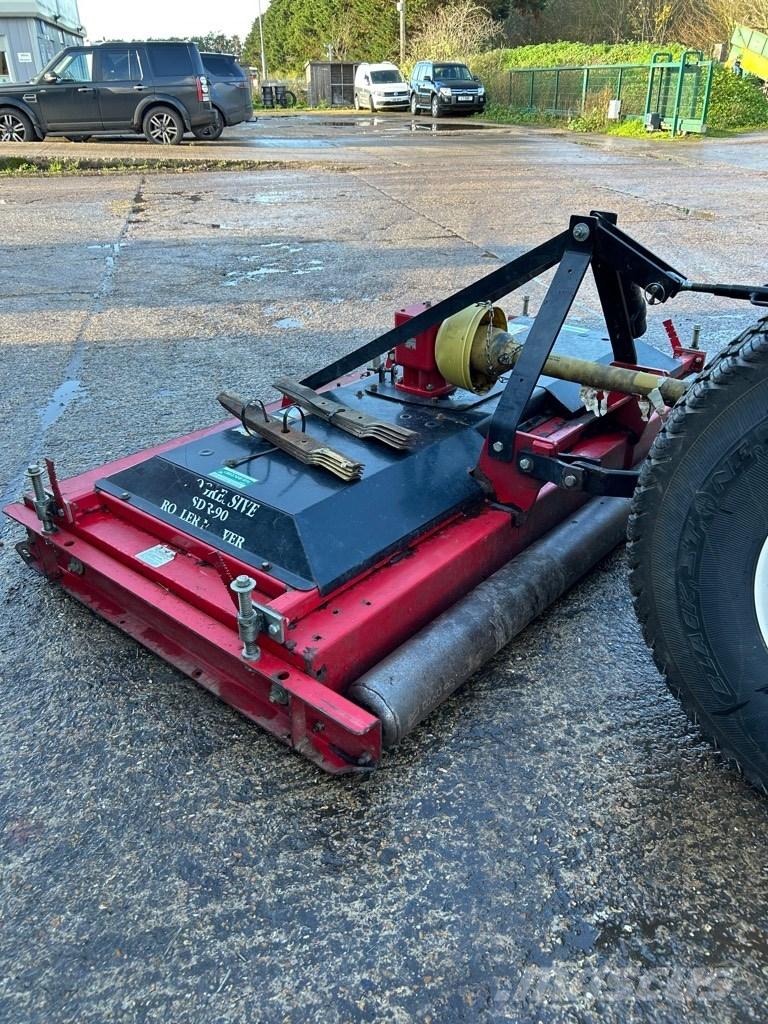 Progressive SDR-90 裝載與牽引式割草機