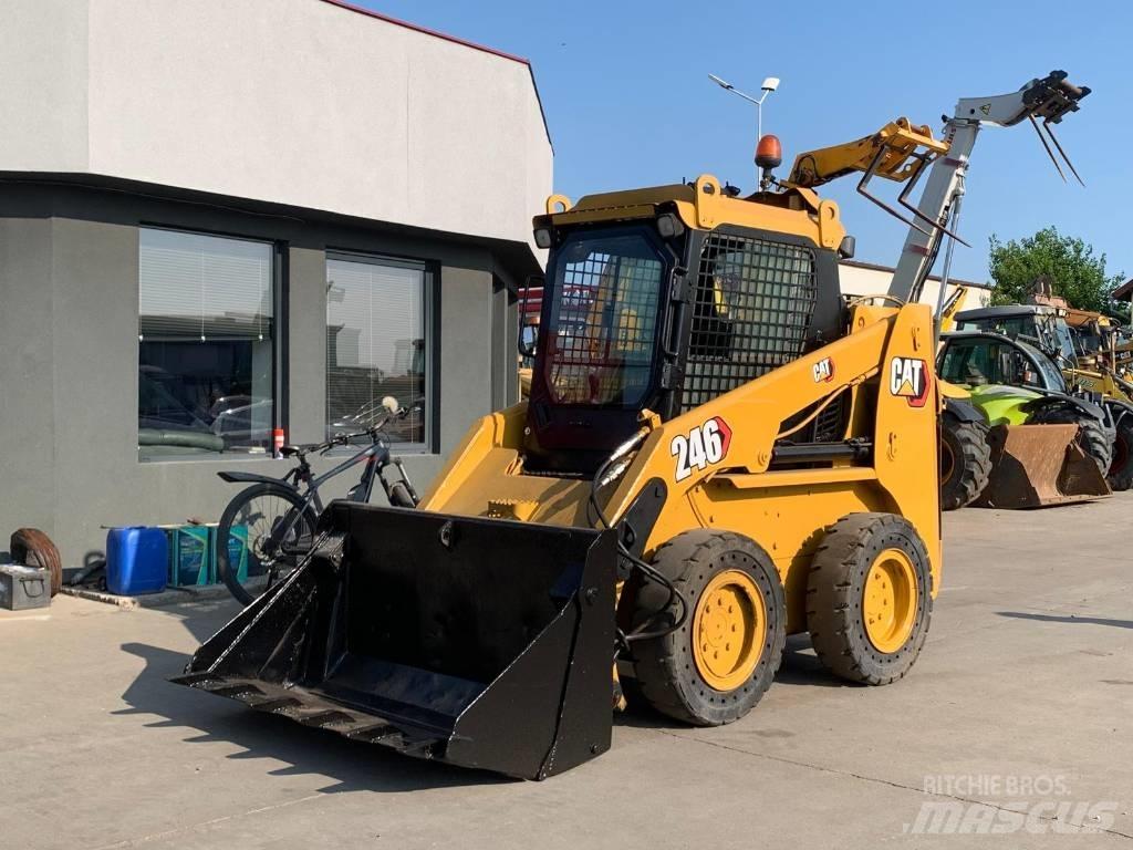 CAT 246 滑移轉向裝載機