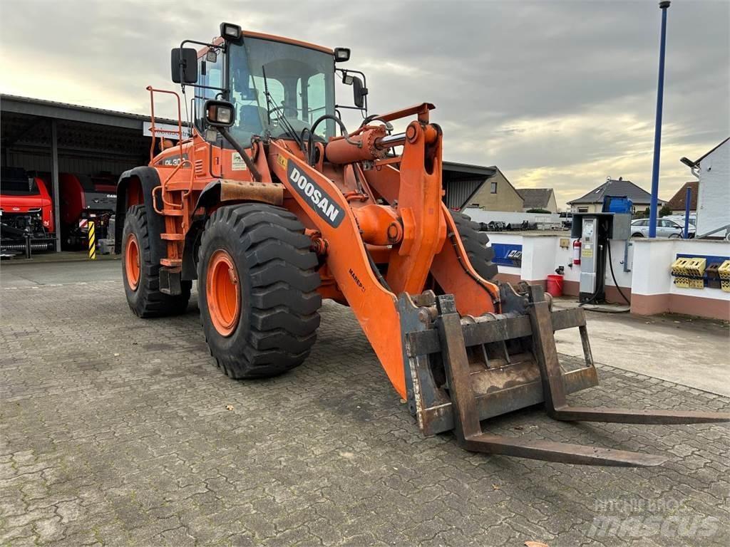 Doosan DL 300 輪胎式裝載機