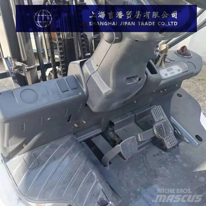 TCM FD 30 柴油卡車