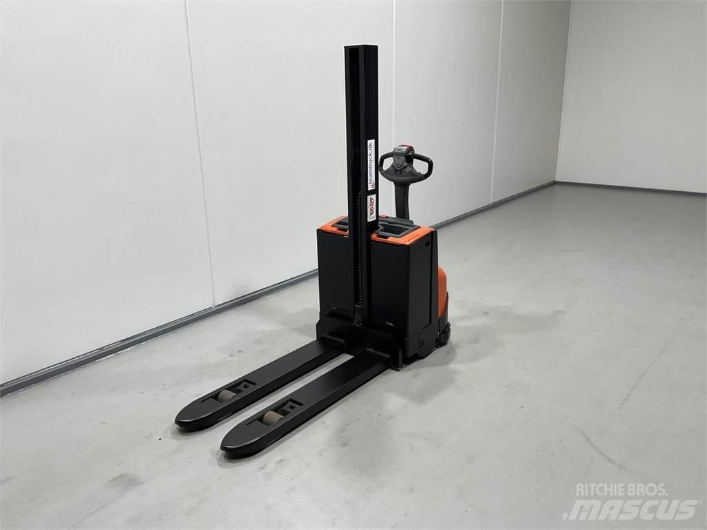 BT SWE080L 自走式堆積機