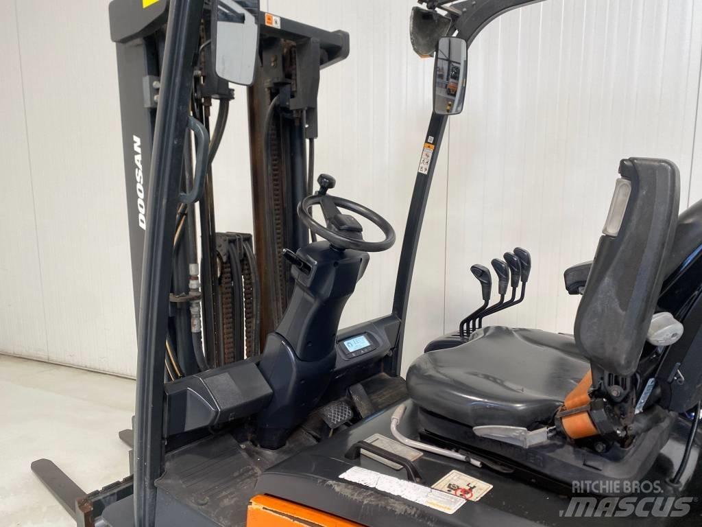 Doosan B25X-7 電動堆高機