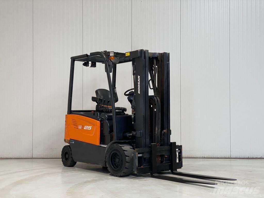 Doosan B25X-7 電動堆高機