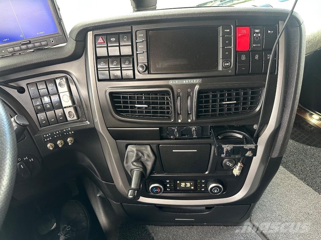 Iveco Stralis 8x4*4 吊鉤式起重車