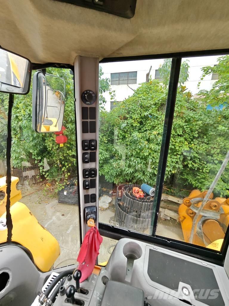 Volvo L 120 輪胎式裝載機