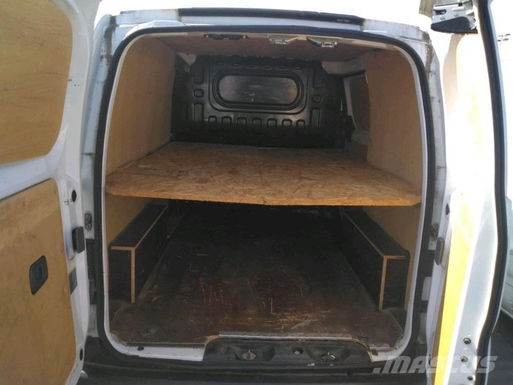 Nissan NV 200 廂式貨物運輸車
