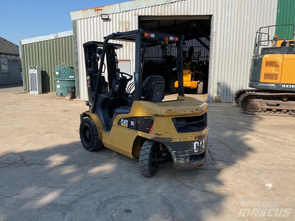 CAT DP30NT 柴油卡車