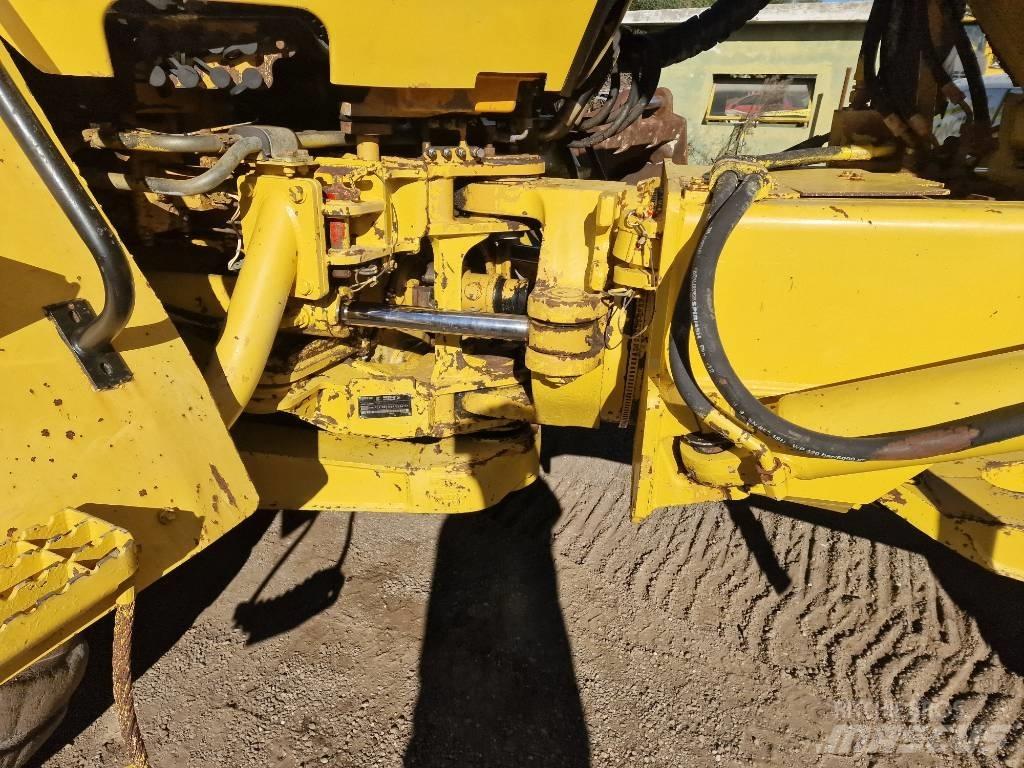 CAT 725 鉸接式起吊車