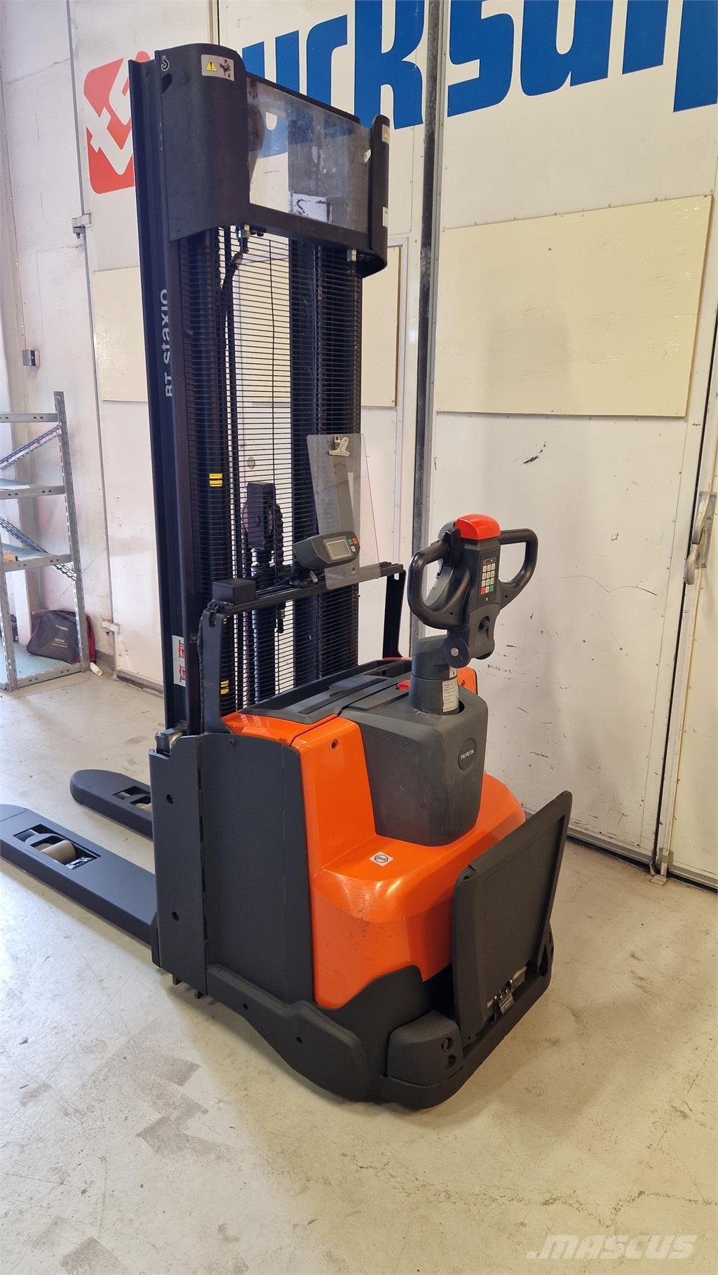 Toyota SWE140L 自走式堆積機