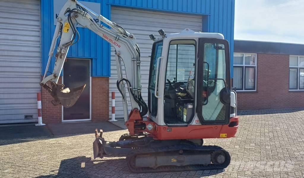 Takeuchi TB 225 小型挖土機/掘鑿機<7t(小型挖掘機)