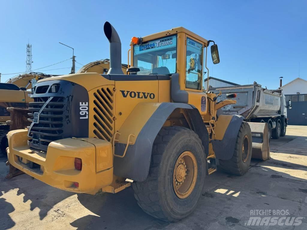 Volvo L 90 E +Mérleg 輪胎式裝載機