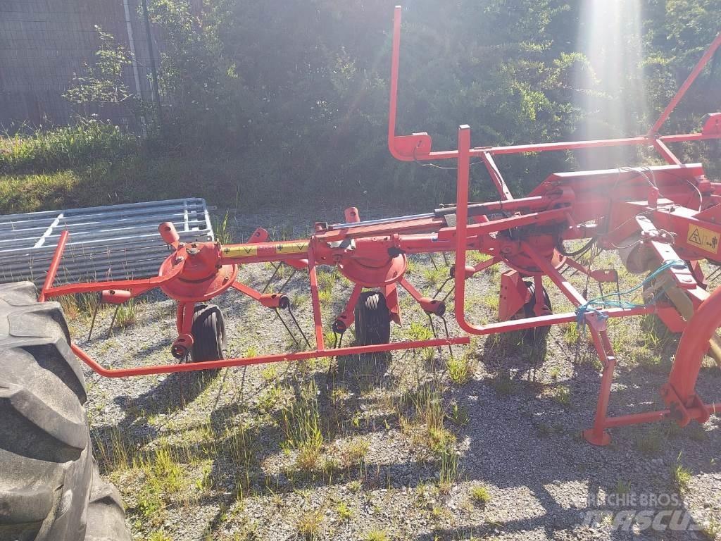 Kuhn GF 5801 MH 耙與翻草機