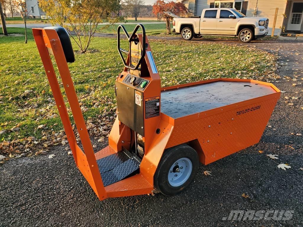 Taylor-Dunn SC090 牽引車