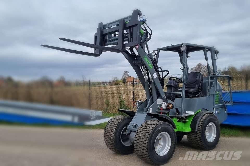 WCM L2316 und L2416 前端裝載機和挖掘機