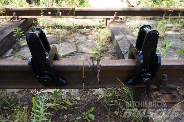  Rail carrying tongs 鐵路維護