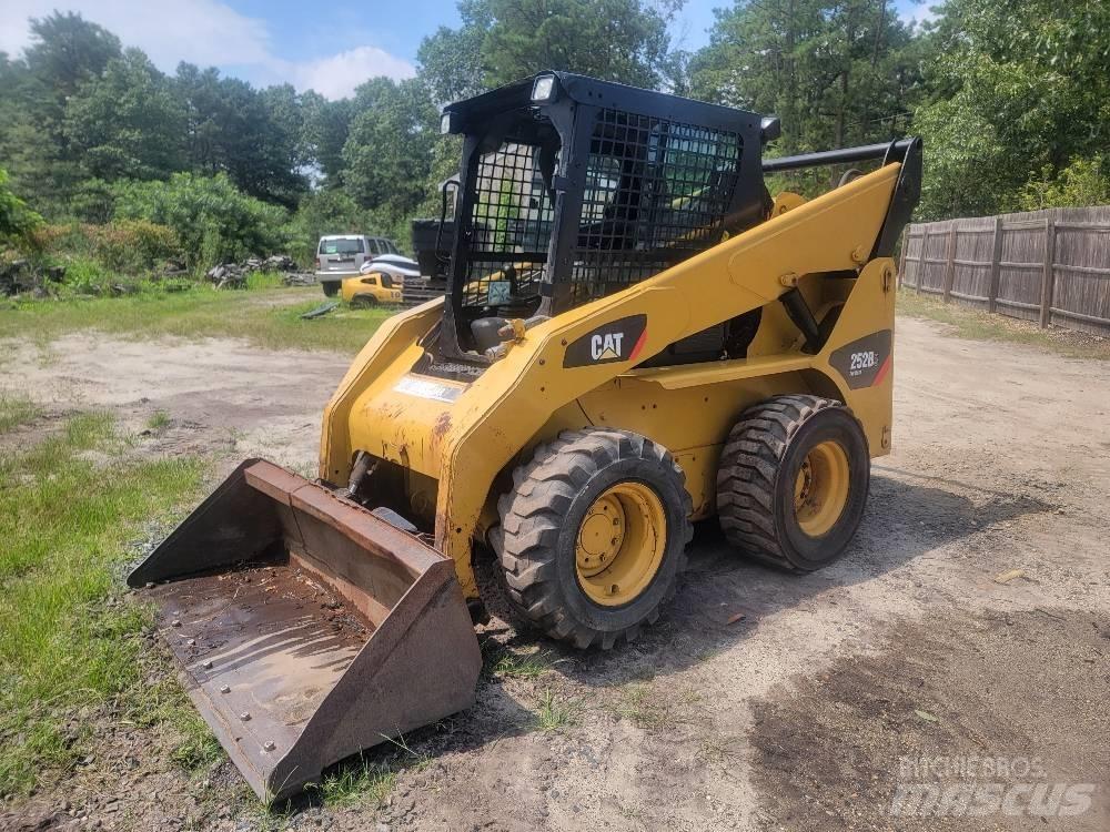 CAT 252 B 3 滑移轉向裝載機