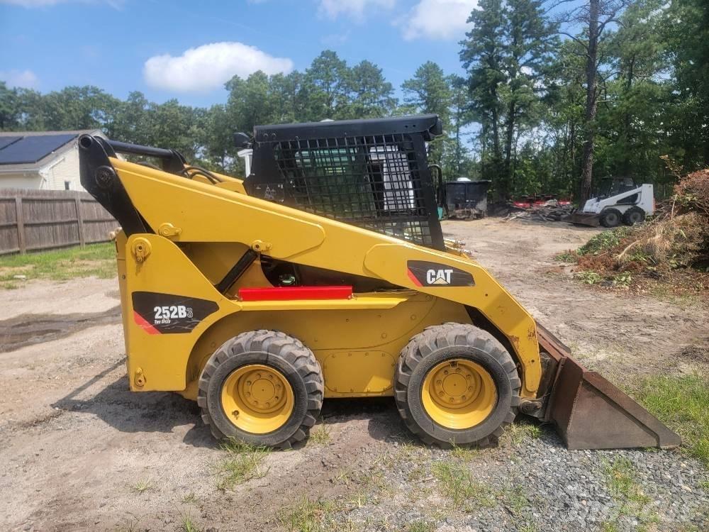 CAT 252 B 3 滑移轉向裝載機