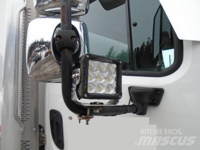 Freightliner M2 106 貨箱式卡車