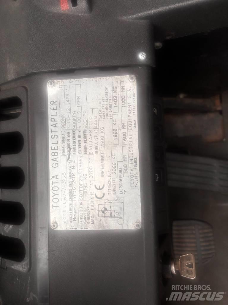 Toyota 62-7 FDF 25 柴油卡車