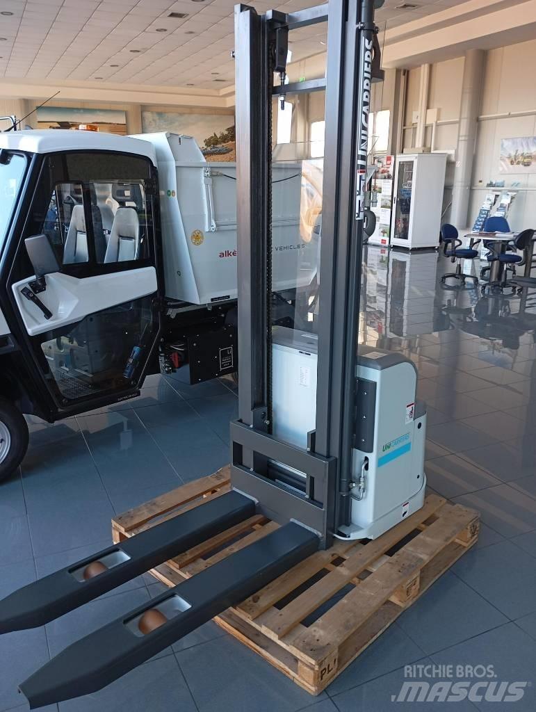 UniCarriers PS 125 自走式堆積機