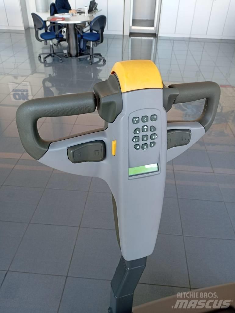 UniCarriers PS 125 自走式堆積機