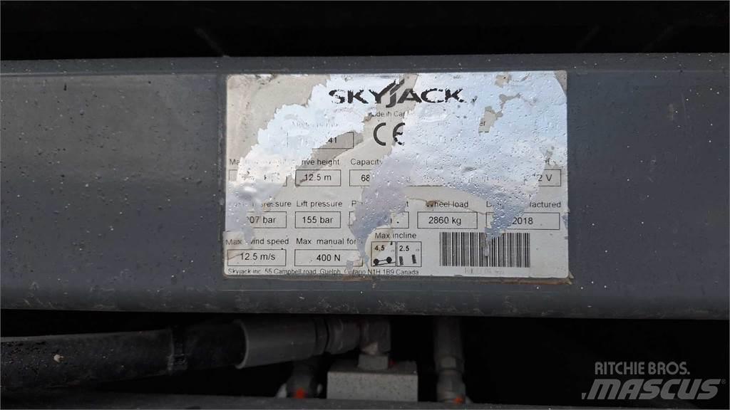 SkyJack 8841RT 剪式升降機
