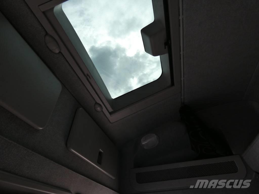 Iveco 180E 28 貨箱式卡車