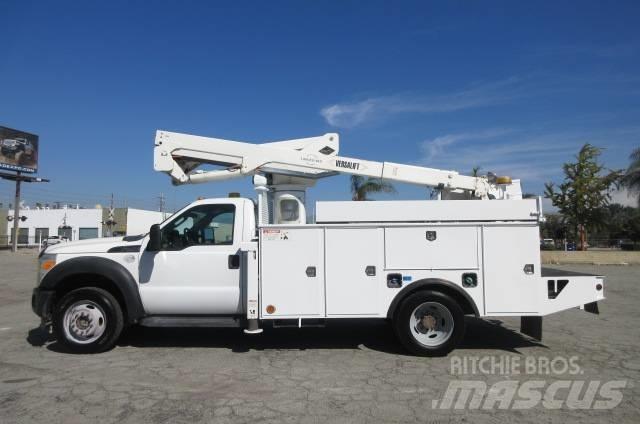 Ford F 550 卡車裝載高空作業車