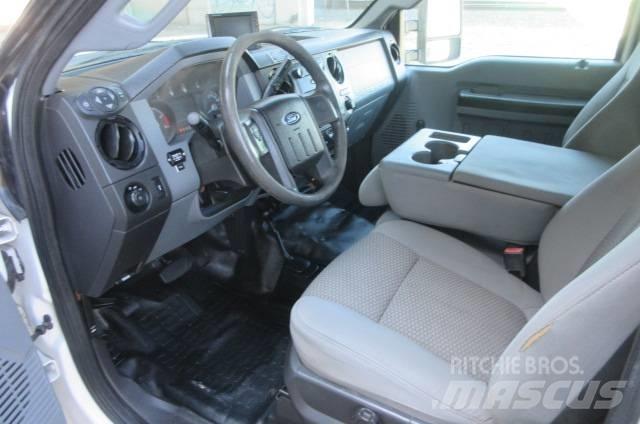 Ford F 550 卡車裝載高空作業車