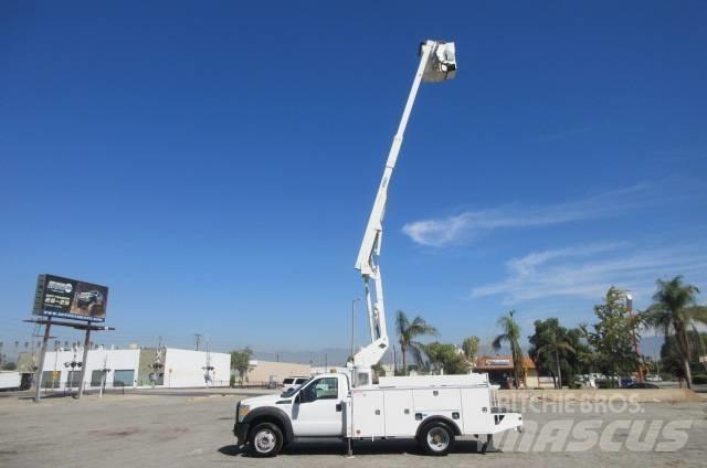 Ford F 550 卡車裝載高空作業車