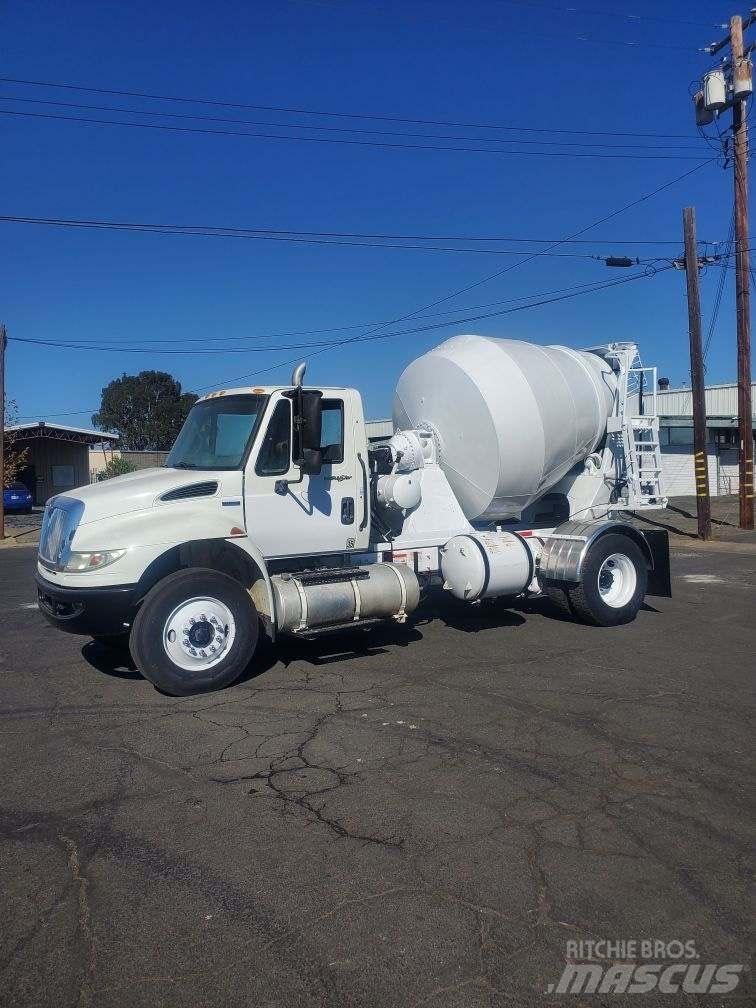 International 4300 平板式/側卸式卡車