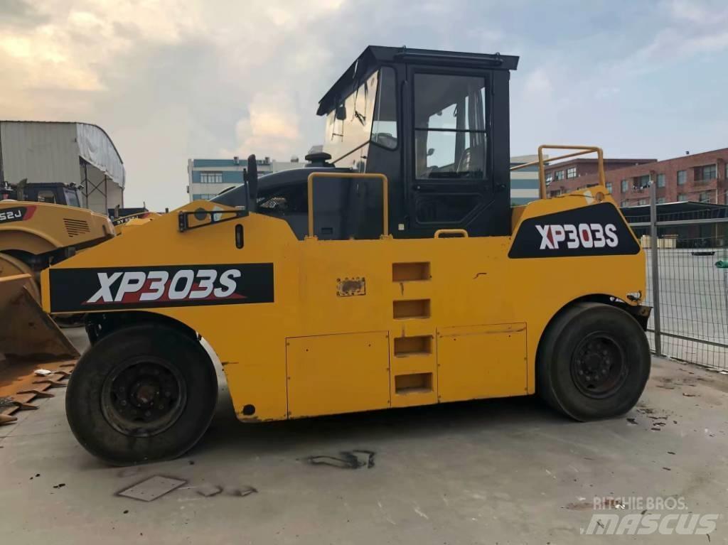 XCMG XP303 膠輪滾壓機