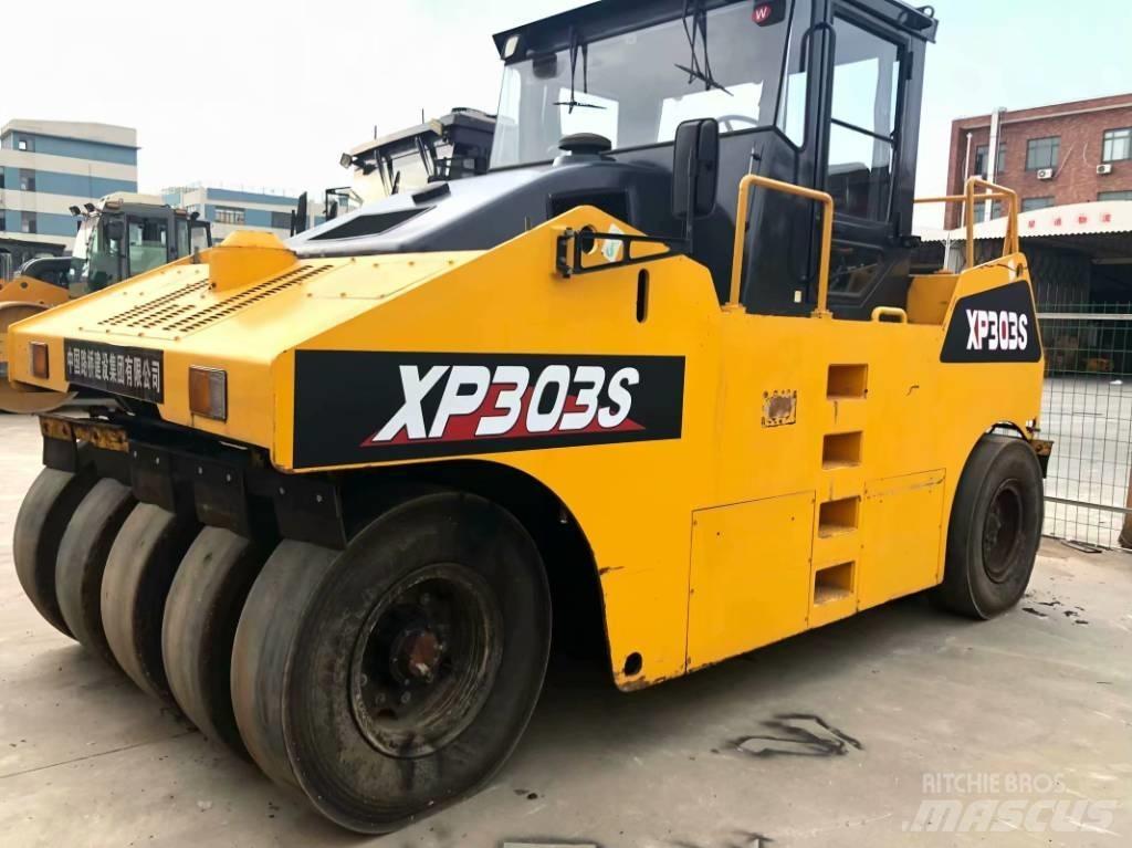 XCMG XP303 膠輪滾壓機