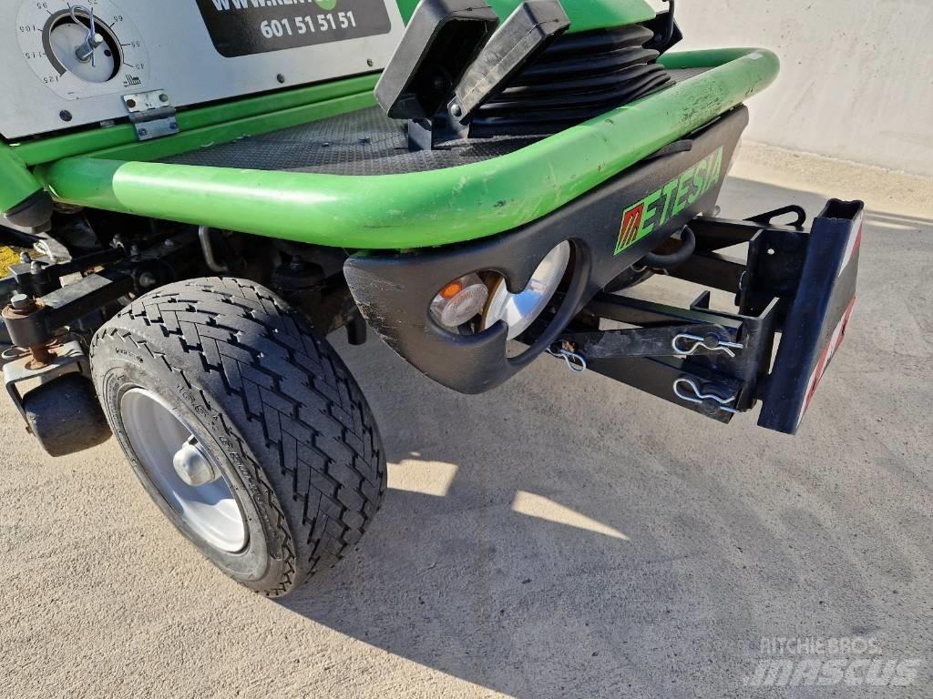 Etesia 124D 裝載與牽引式割草機