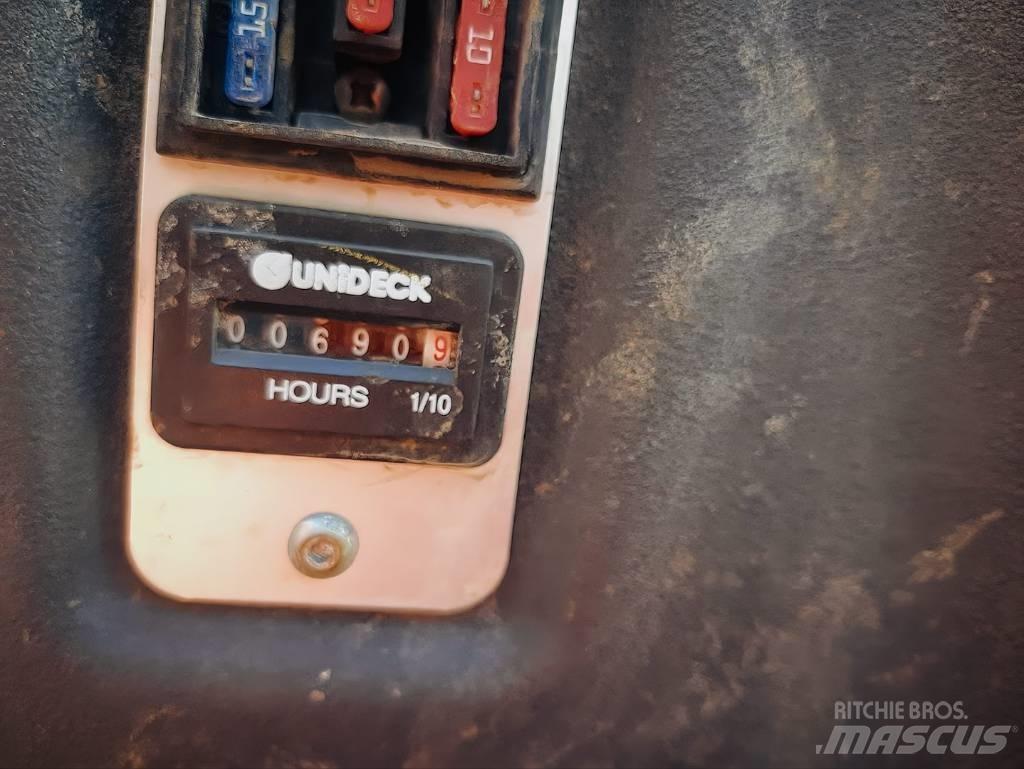 Ausa D 100 AHA 側卸礦車