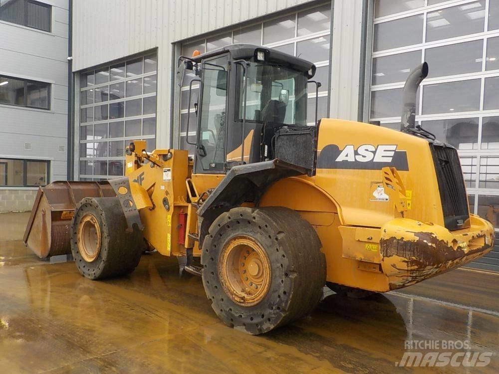 CASE 821 F 輪胎式裝載機