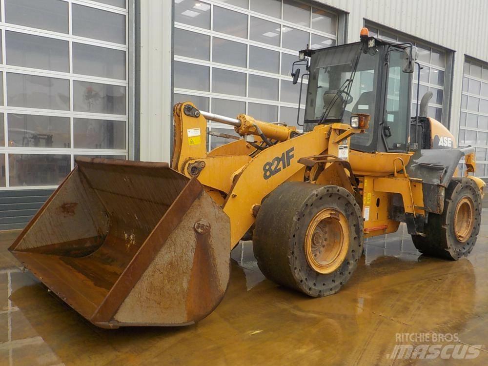 CASE 821 F 輪胎式裝載機