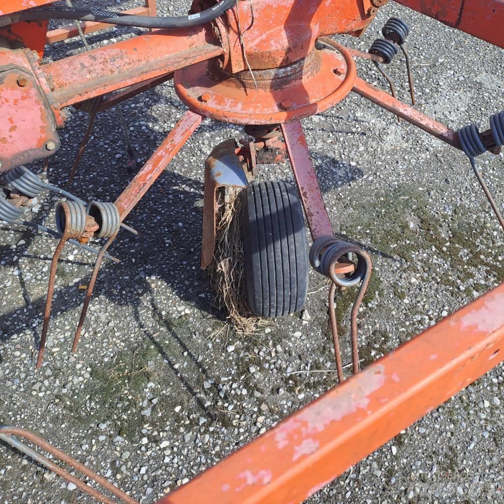 Kuhn GF 6301 M H 耙與翻草機