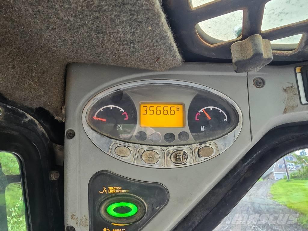 Bobcat T 320 滑移轉向裝載機