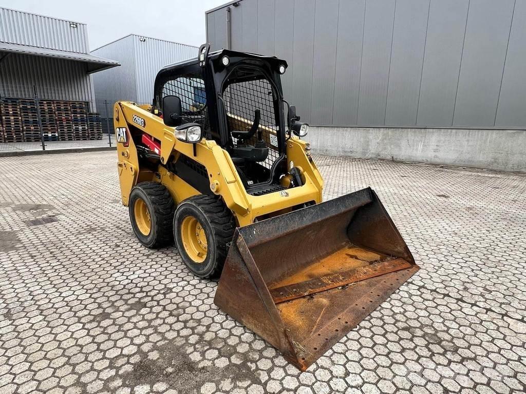 CAT 226D 滑移轉向裝載機