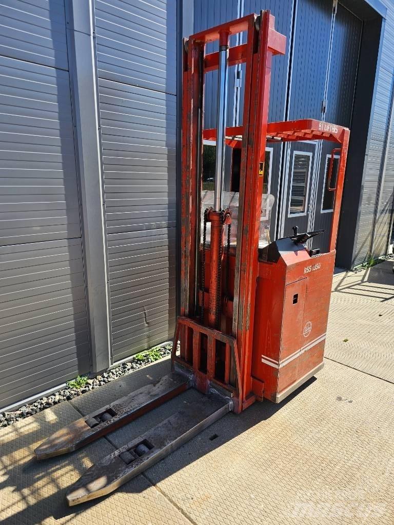 BT RSS 1350 自走式堆積機