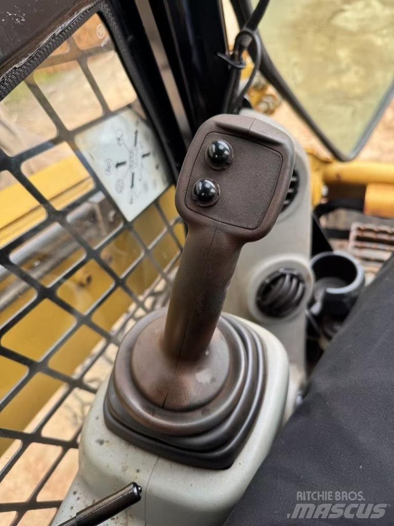 CAT 246 C 滑移轉向裝載機