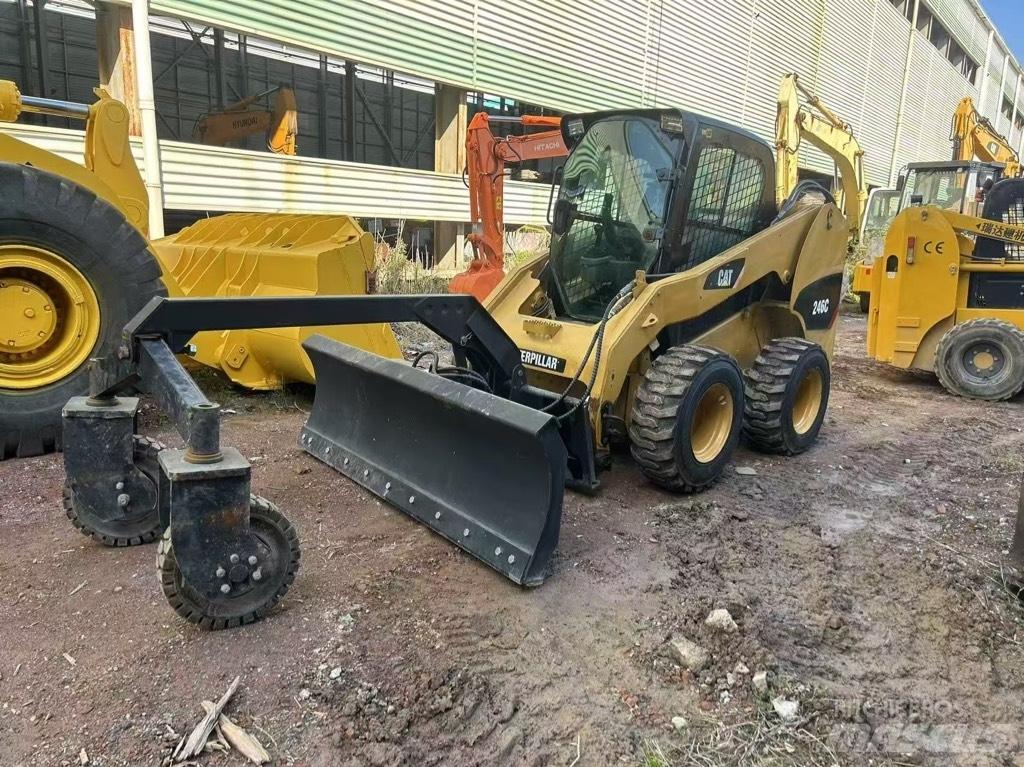 CAT 246 C 滑移轉向裝載機