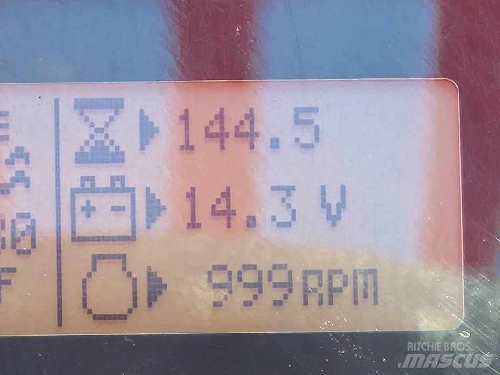 SkyTrak 10054 伸縮臂操作車