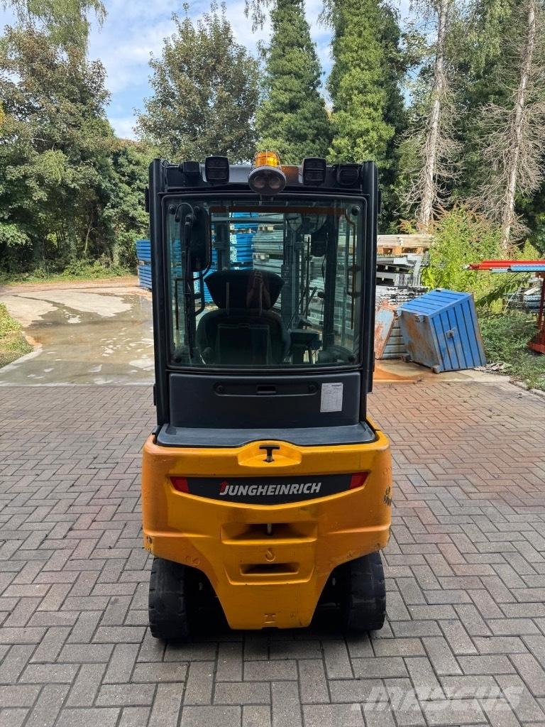 Jungheinrich EFG320 電動堆高機