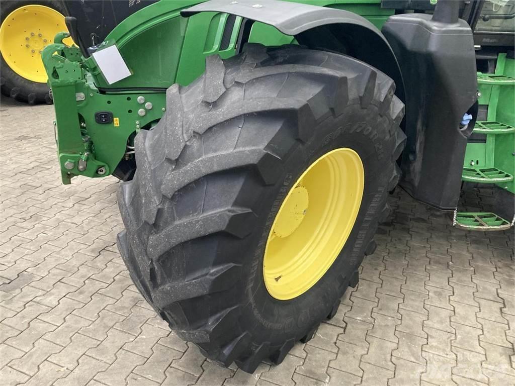 John Deere 6215R 曳引機