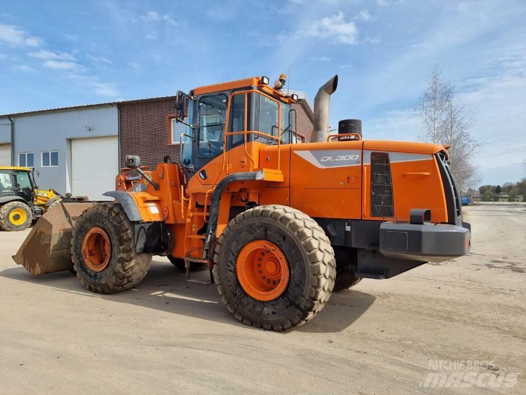 Doosan DL 300-5 輪胎式裝載機