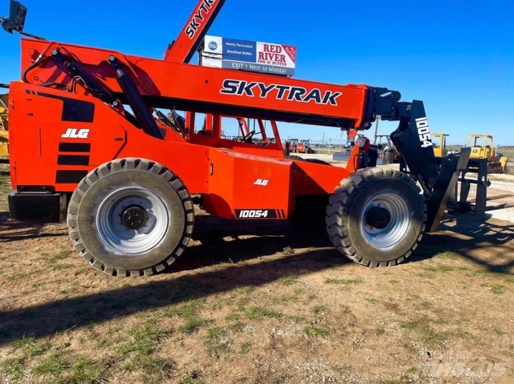 SkyTrak 10054 伸縮臂操作車