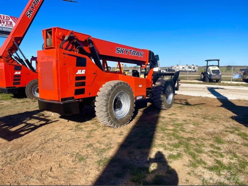 SkyTrak 10054 伸縮臂操作車