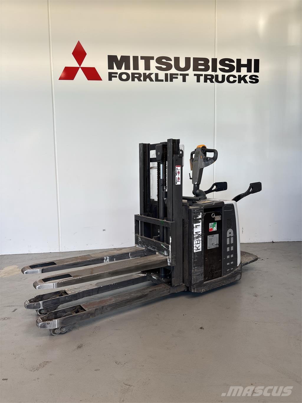 UniCarriers PDP200 自走式堆積機